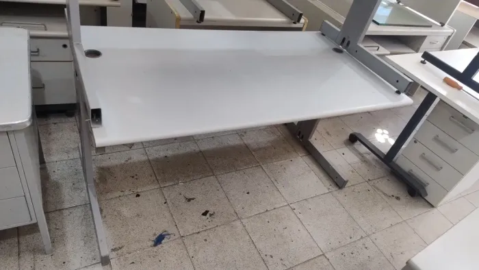 Escrivaninha de escritório em bom estado