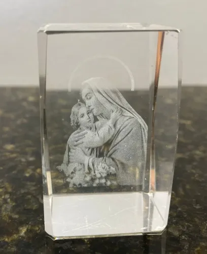 Escultura de cubo cristal com imagem de Nossa Senhora