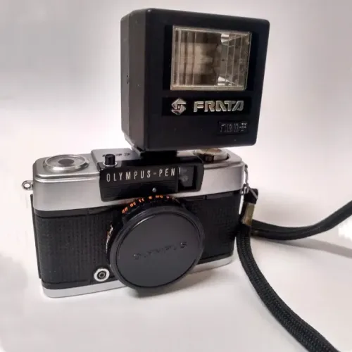 Câmera Olympus Pen + Flash Frata 300P Vintage Colecionável