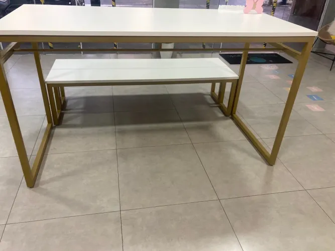 Mesa para loja de roupa