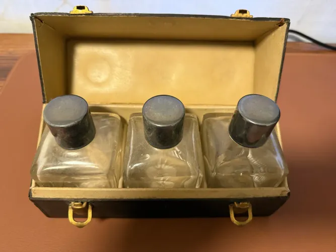 Antigos frascos de perfume anos 20