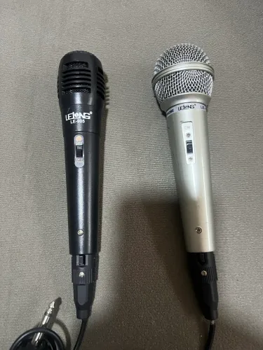 Microfone com fio semi novo