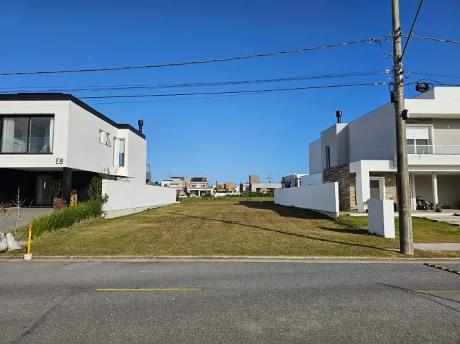 Terreno Fundo Lago à venda no Alphaville Fase 2, Laranjal: 401m² sendo 14 m de frente por