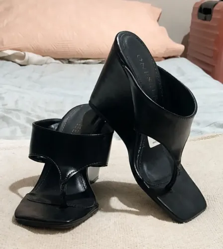 Salto Alto Preto - Plataforma (Tam: 34, mas calça um 35 pequeno)