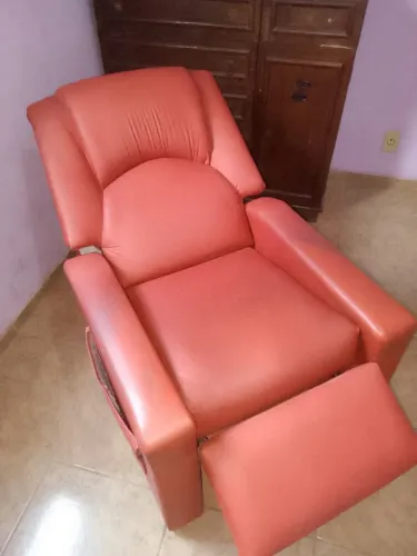 Poltrona reclinável e retrátil