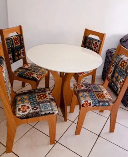 Mesa com 4 cadeiras