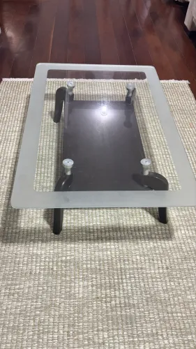 Mesa de centro de vidro e MDF.