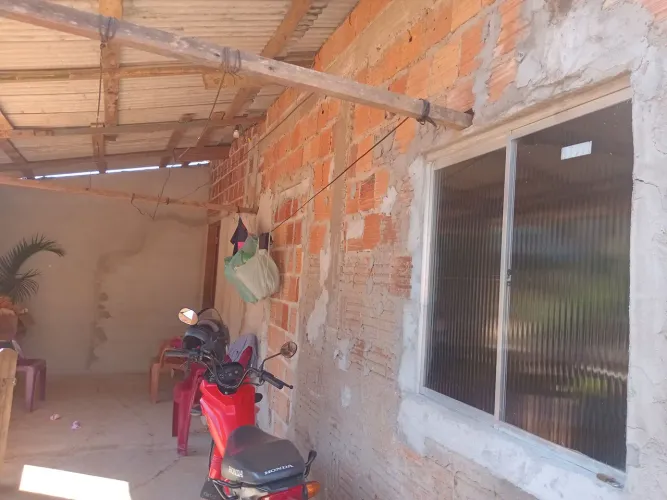 Um quarto grande e uma cozinha apenas. Más os dois são bem amplos e confortável.