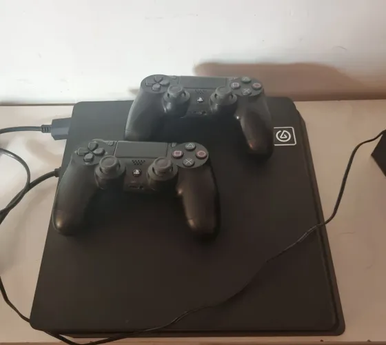 Ps4 Slim com fonte substituída + 2 controles (Leia o anúncio)