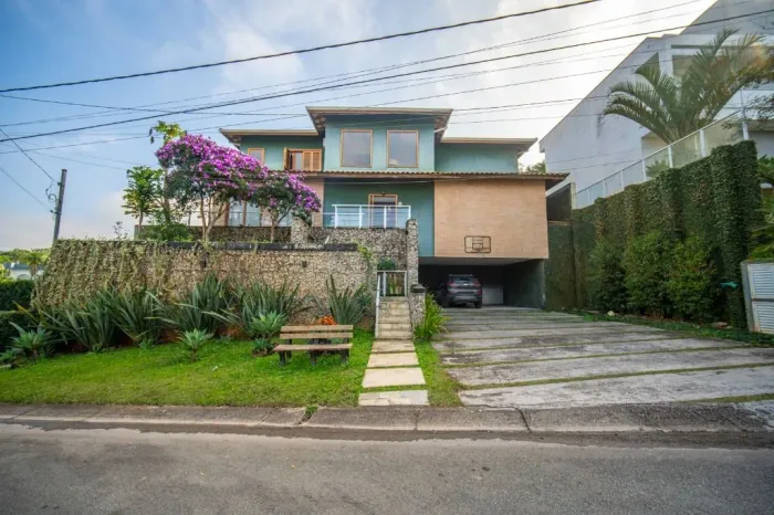 Casa à venda com 3 suítes, piscina na Granja Viana - Carapicuíba/SP