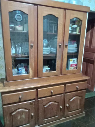 Vende-se Armário em Madeira Maciça