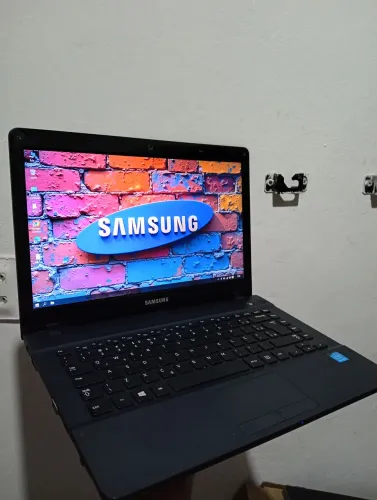 Notebook SAMSUNG. Intel Celeron. 4 GB de memória. HD de 500 GB. Bateria boa. Todo100%