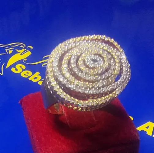 Anel Diamantes Peso 12.13 Gramas 23 mm x 18 mm Marca Famosa V