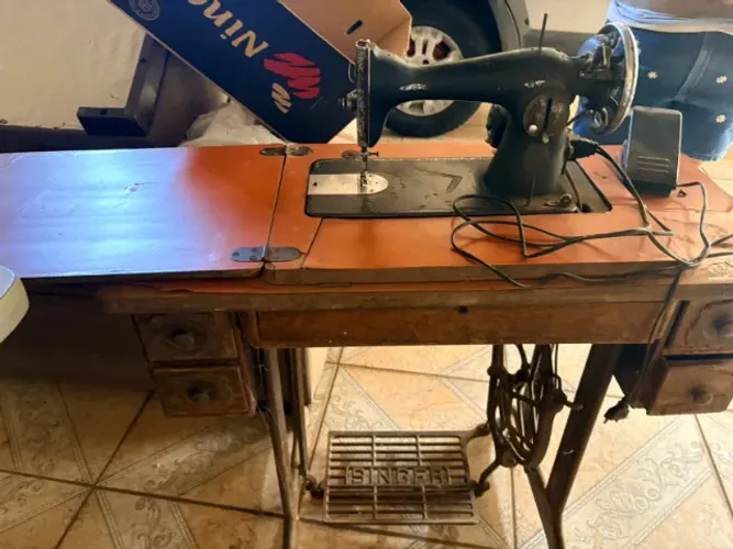 Máquina de costura antiga vintage - caseadeira de botão