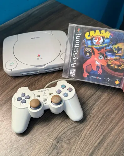 ps1 playstation 1 baby com controle original + jogo crash 2 mídia preta 