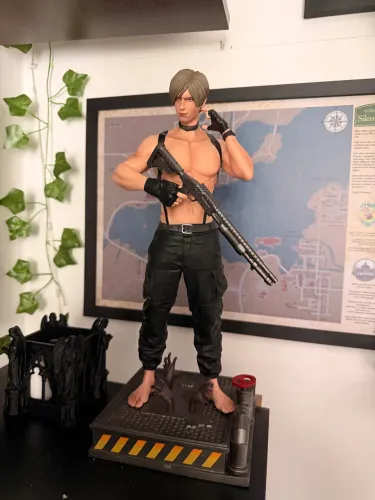 LEON KENNEDY ACTION FIGURE