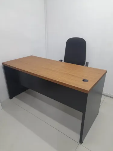 Mesa de escritório nova