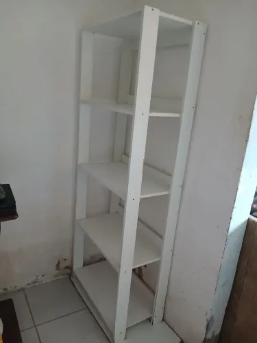 Vendo uma estante ou praticamos acha branca de mdf bem conservada com avarias de uso  bem 