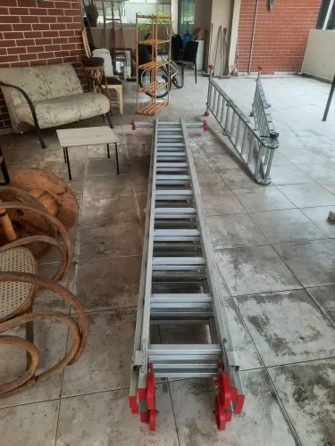 ESCADA EXTENSIVA 3 POSIÇÕES  2 X13 = 26 DEGRAUS  CAPACIDADE 150 KILOS ALCANÇA 6,90 METROS 