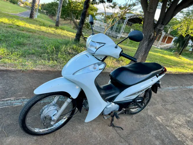 Biz es 125. Moto super conservada, pneus novos, revisada e documentada.