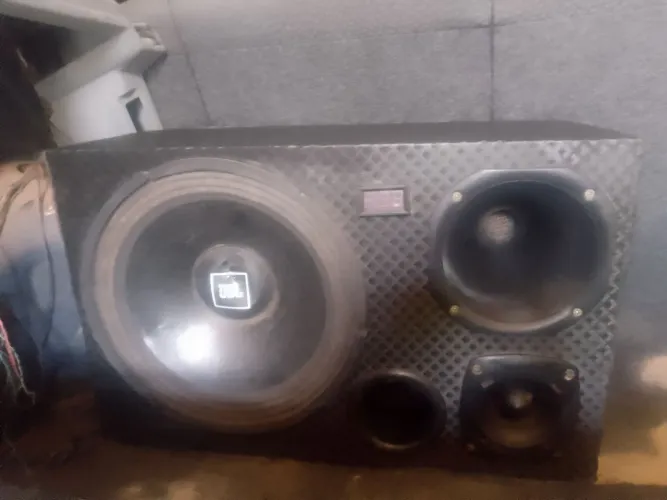 Caixa de som automotiva JBL