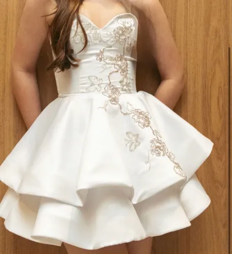 Vestido debutante curto branco bordado 