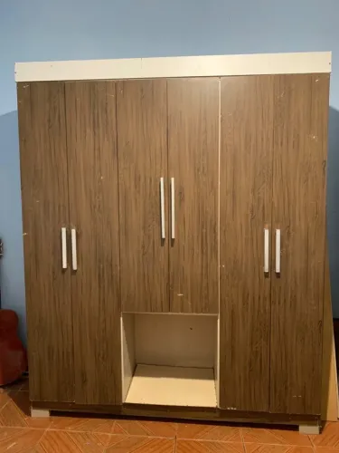 Vendo guarda roupa USADO! Em bom estado , entrega e montagem grátis