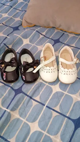 Estou vendendo esses dois sapatinhos no tamanho 17 e 19 ,.