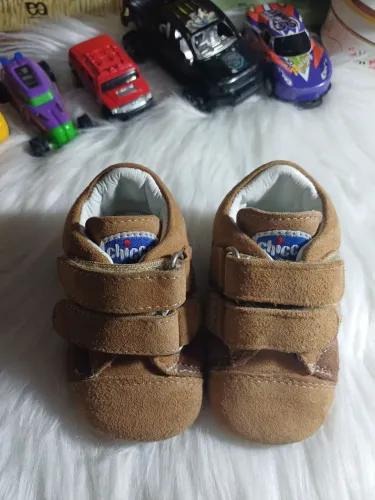 Sapato baby Chicco em couro legítimo, caramelo e marrom.