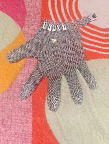 Vendo uma luva de malha de aço de açougueiro