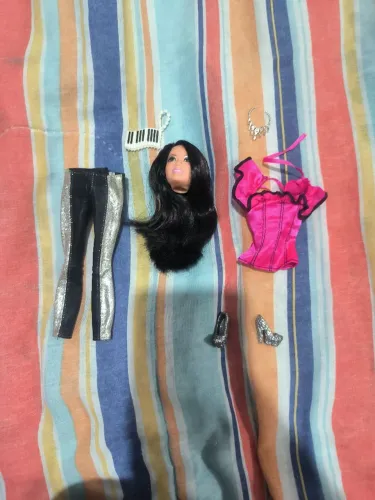 Barbie Fashionista Clutch Raquelle Cabeça e Roupa