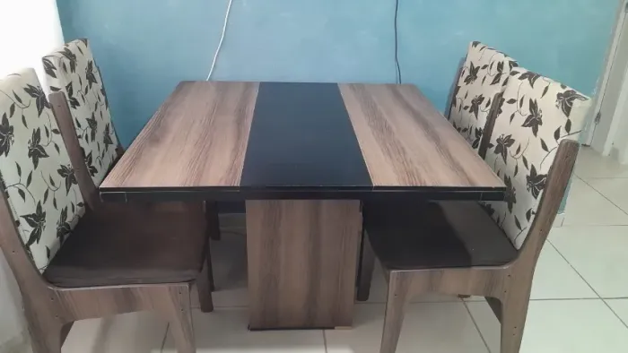 MESA QUADRADA COM QUATRO CADEIRAS.