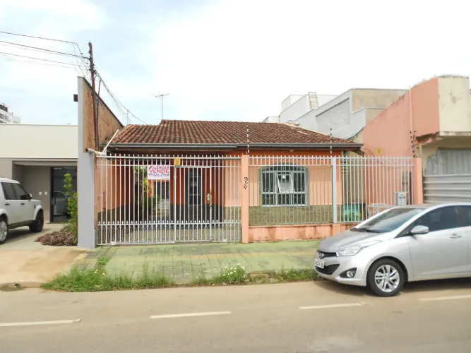 AMPLA CASA EM EXCELENTE LOCALIZAÇÃO.