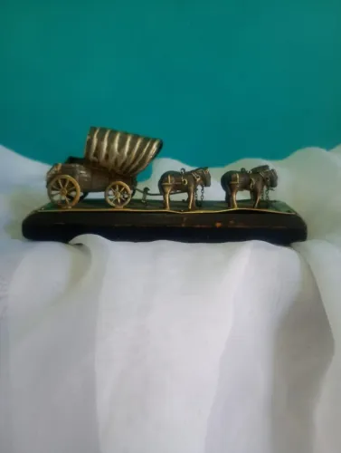 Antiga escultura de carroça com cavalos - Ebercok 