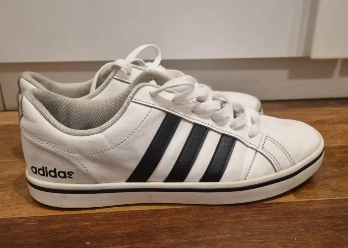 Adidas casual em perfeito estado