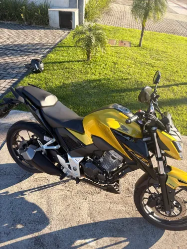 Moto semi nova única dona , perfeita !!!