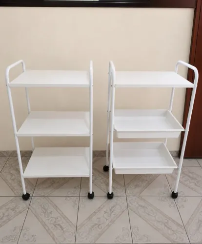 2 carrinhos auxiliares brancos