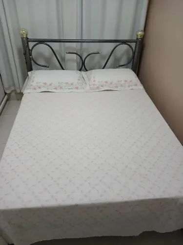Cama de casal a venda com colchão reforçada 5 pés.<br>Reforçada 5 pés. (Já com colchão)