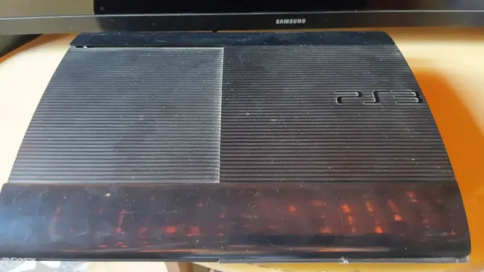 Vendo PS3 com 2 controle, desbloqueado com jogos.