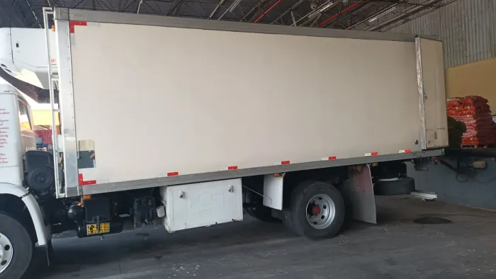 Vende - se baú para caminhão.