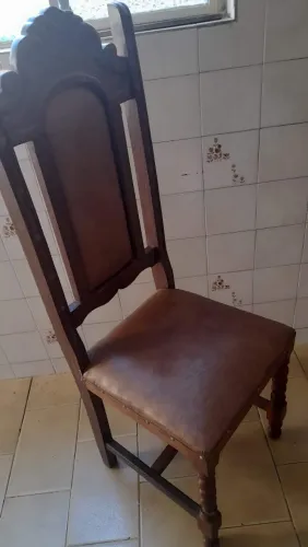 Cadeira em sucupira entalhada
