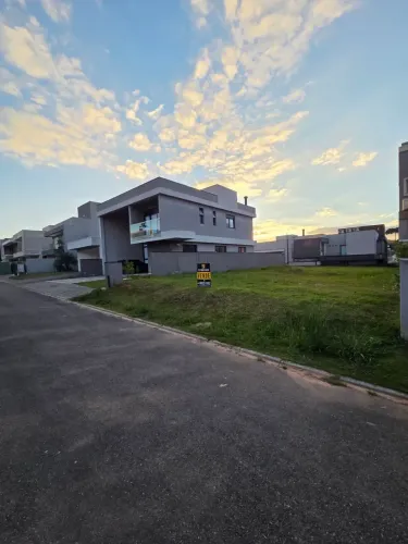 Terreno plano de 300 m2(12 x 25 m) em Condomínio a 800 m do Parque Tingui com portaria 24