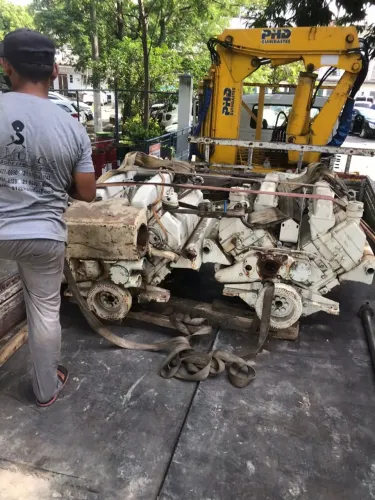 Vendo 2 motores cumis 8 cilindros marinizado para embarcação maritima oportunidade única 