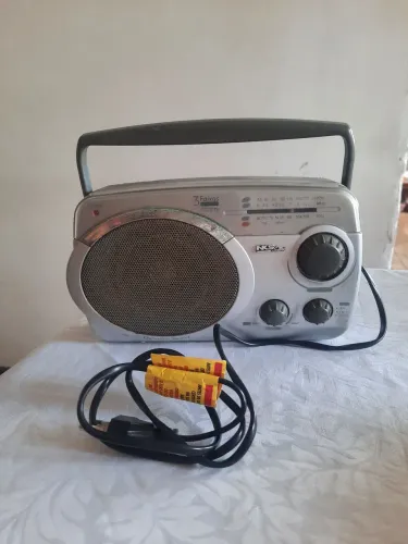 rádio portátil NKS Sound de 3 faixas, modelo analógico.