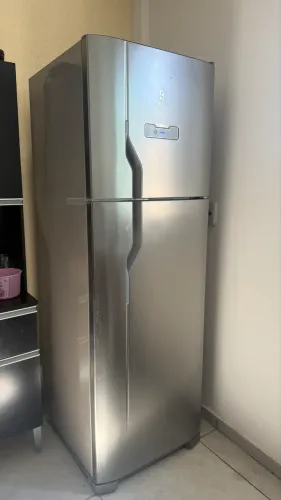 Geladeira Electrolux Frost Free 371L Turbo Congelamento Duplex Cor Inox DFX41