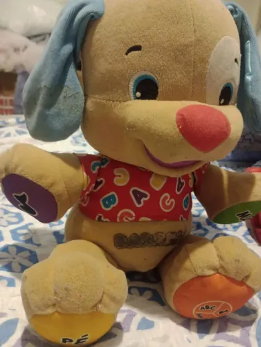 Pelúcia interativo aprender e brincar Fisher price 