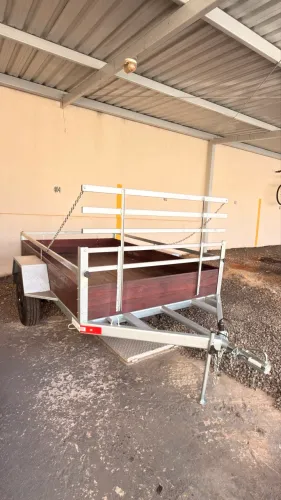 Carretinha reboque fazendinha semi nova 2026