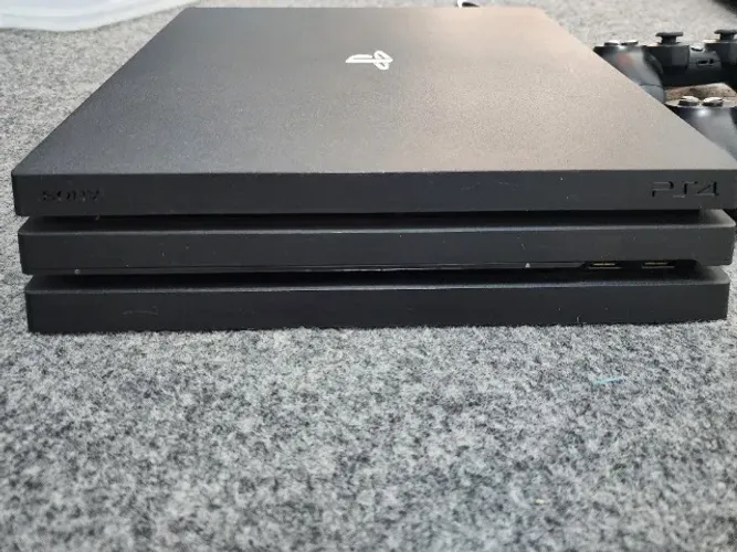 Console PS4 Pro com 2 controles