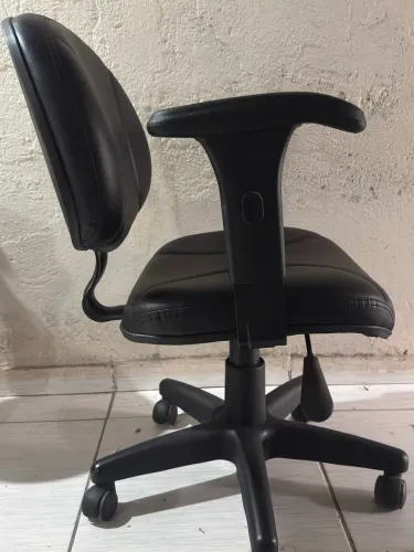 Cadeira giratória executiva com costura e braços