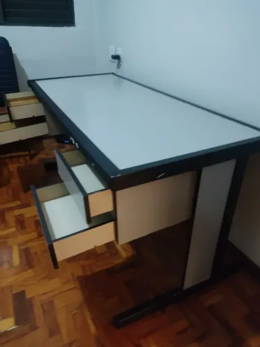 VENDO MESA DE ESCRITÓRIO COM 4 GAVETAS